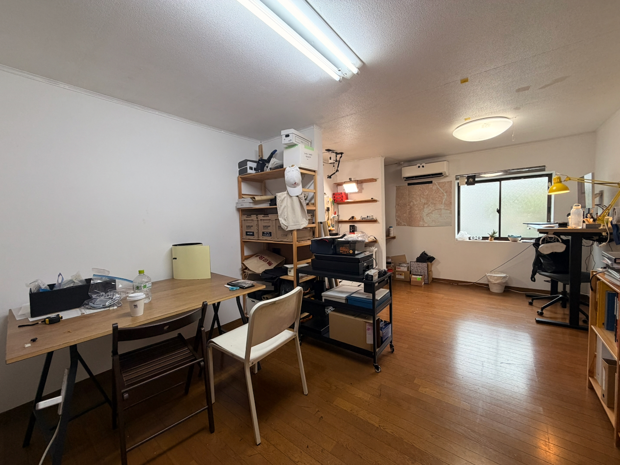 The central workspace and tables